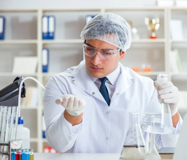 Científico joven investigador haciendo una prueba de contaminación de agua expe — Foto de Stock