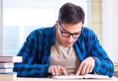 Eski sevgilisine kitap hazırlayan öğrenci boş kütüphanede okuyor