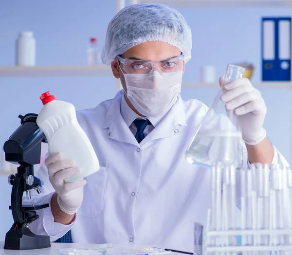 Man i labbet testa nya rengöringsmedel — Stockfoto