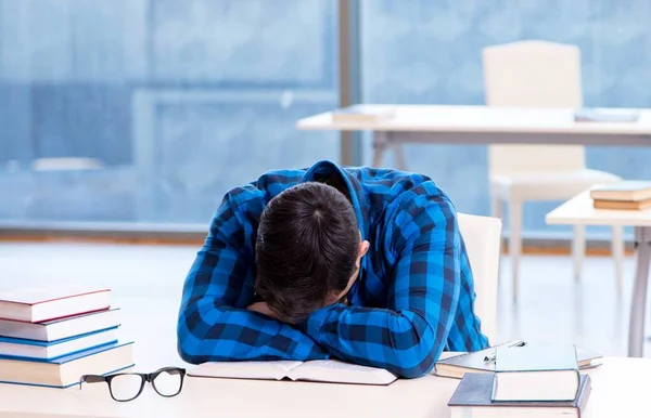 Étudiant étudiant dans la bibliothèque vide avec livre préparant ex — Photo