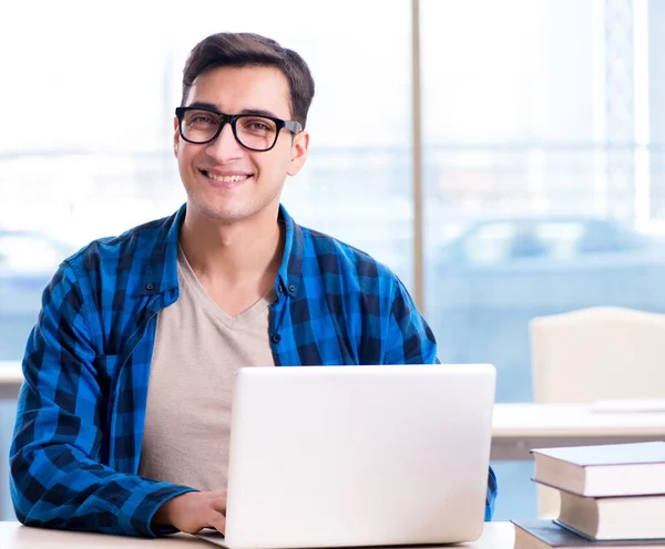 Étudiant en télé-apprentissage lecture conceptuelle en lecture libre — Photo