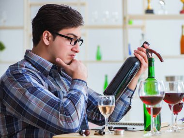 Profesyonel şarap garsonu kırmızı şarap tadıyor.