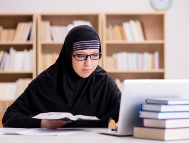 Türbanlı Müslüman kız sınavlara hazırlanıyor.