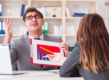 İş adamıyla iş kadını arasındaki iş görüşmesi