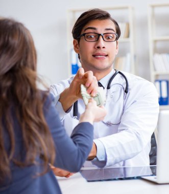 Rüşvet teklif edilen yolsuzluk konsepti doktoru.