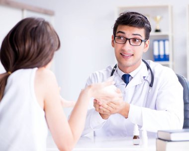 Tavşan besleyen kadın veteriner doktoru ziyaret ediyor.