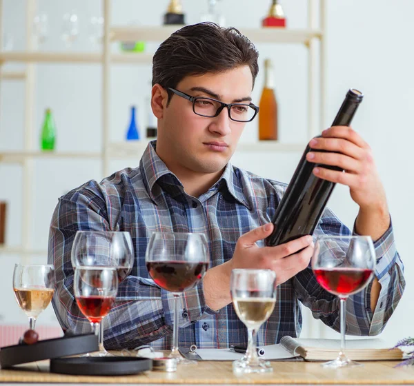 Professionell sommelierprovning av rött vin — Stockfoto