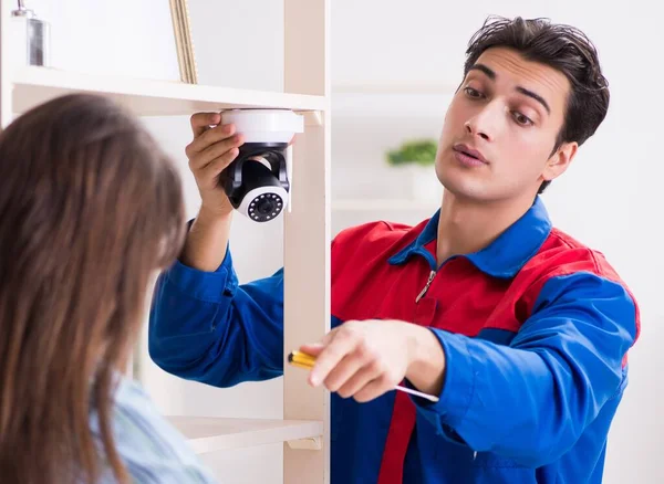 El cliente recibe la cámara de seguridad instalada en casa por contrato — Foto de Stock