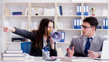 Kadın ve erkek arasındaki ofis anlaşmazlığı