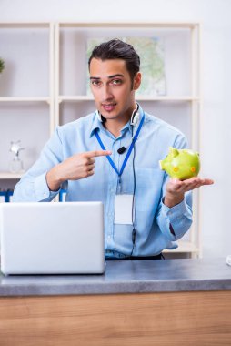 Ofiste çalışan genç bir seyahat acentesi.