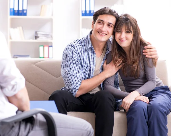 Famiglia in visita psicologo per problemi familiari — Foto Stock