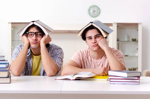Evde sınava hazırlanan iki erkek öğrenci. — Stok fotoğraf