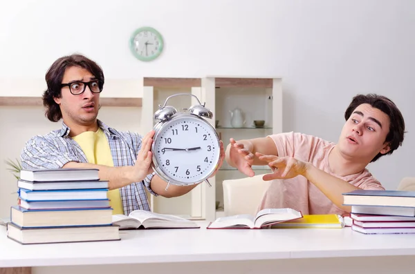 Dois estudantes do sexo masculino se preparando para exames em casa — Fotografia de Stock