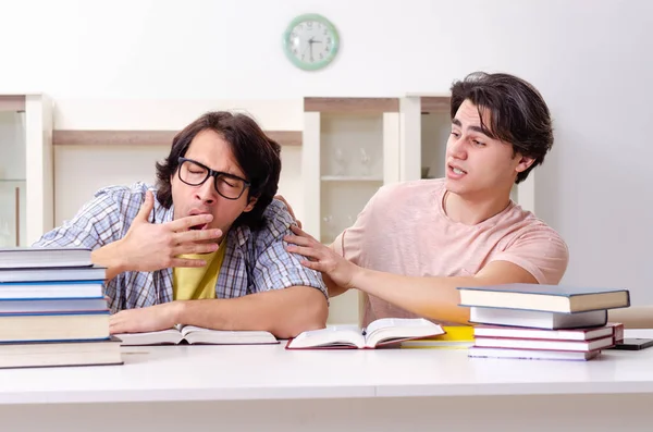 Två manliga studenter förbereder sig för hemtentamen — Stockfoto