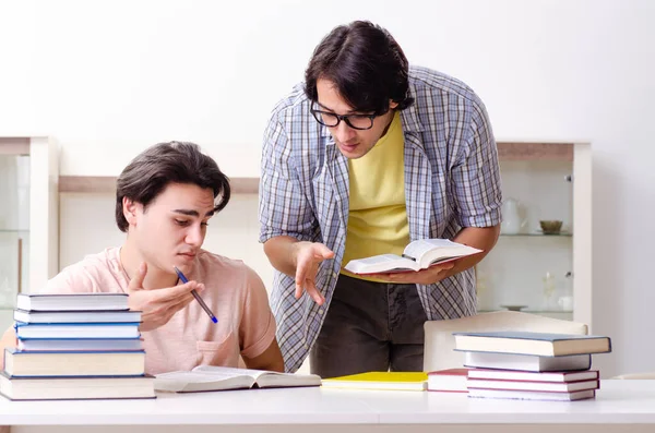 Два студента-мужчины готовятся к экзаменам дома — стоковое фото