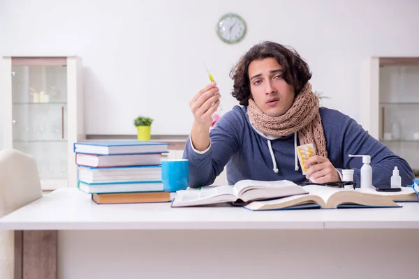 Kranker männlicher Student leidet zu Hause — Stockfoto