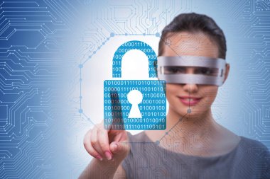 Dijital güvenlik kavramındaki adam düğmeye basıyor