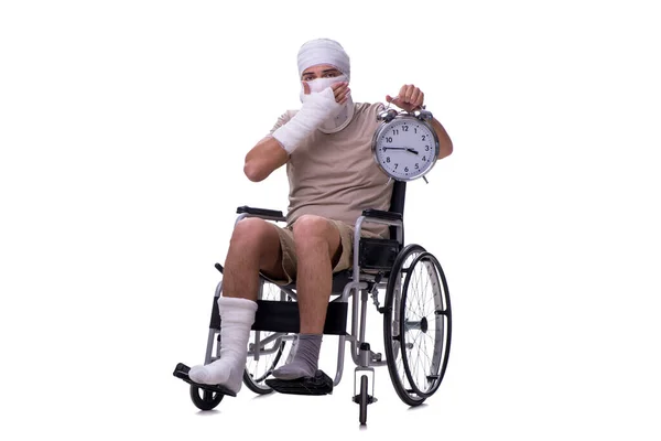 Homem ferido em cadeira de rodas isolado em branco — Fotografia de Stock