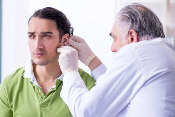 Male patient visiting doctor otolaryngologist — Stock Photo, Image