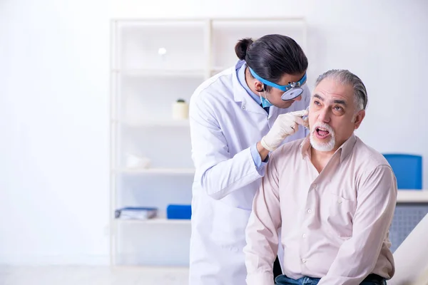 Paziente maschio dal medico otorinolaringoiatra — Foto Stock