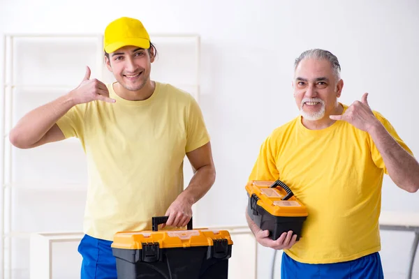 Dois empreiteiros carpinteiros que trabalham dentro de casa — Fotografia de Stock