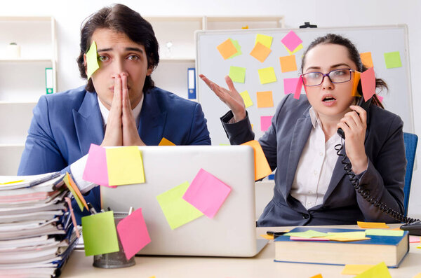 Двое коллег, работающих в офисе
