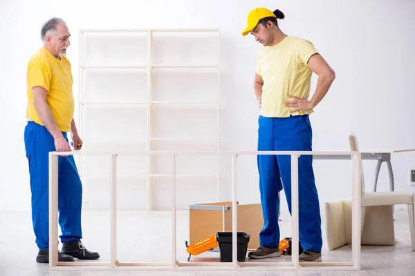Dos contratistas carpinteros trabajando en interiores — Foto de Stock