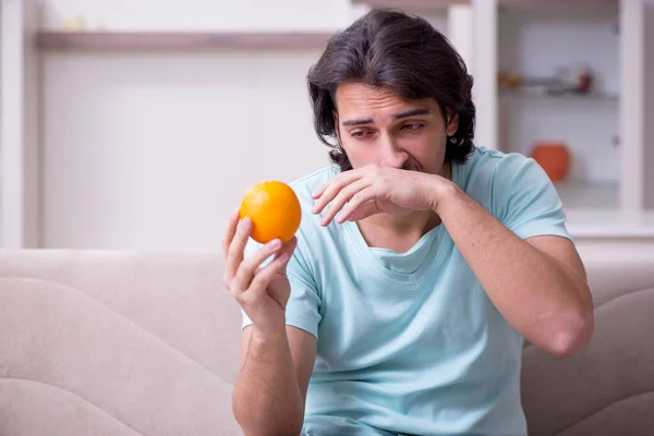 Hombre joven que sufre de alergia — Foto de Stock