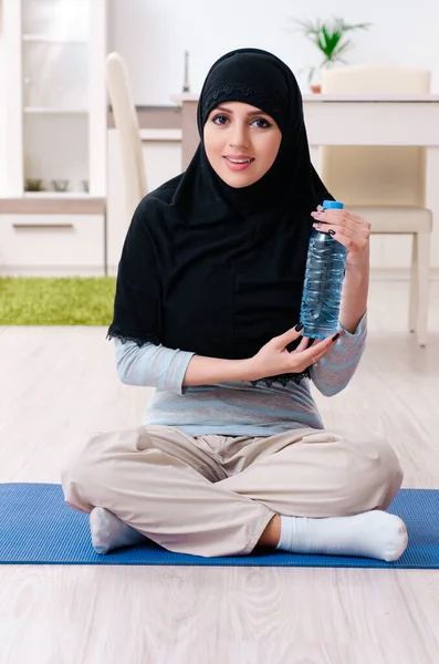 Junge Frau im Hidschab macht Übungen zu Hause — Stockfoto