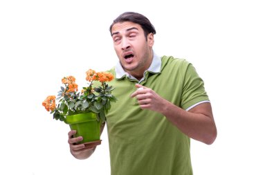 Alerjiden muzdarip genç adam beyaza izole edilmiş.