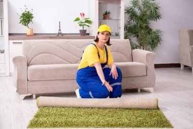 Ev işi yapan yaşlı kadın müteahhit.