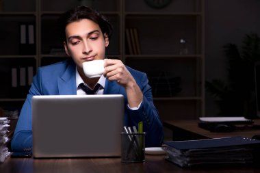 Ofiste çalışan genç bir erkek işçi.