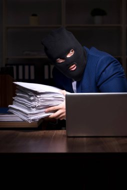 Erkek çalışan ofis gece bilgi çalmak