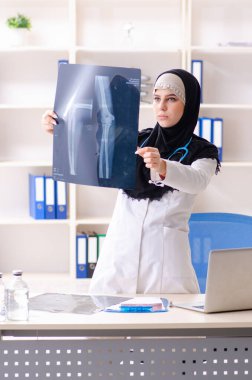 Klinikte çalışan tesettürlü genç doktor.