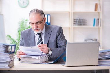 Yaşlanmış erkek çalışanlar aşırı işten memnun değil.