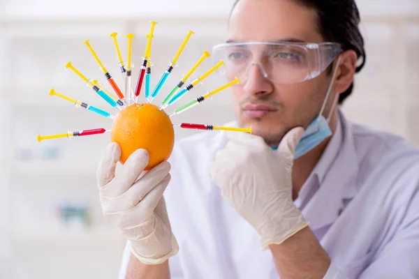 Experto en nutrición masculina probando productos alimenticios en laboratorio —  Fotos de Stock