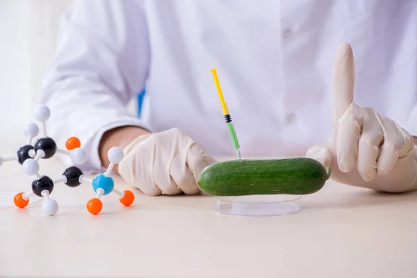 Experto en nutrición masculina probando productos alimenticios en laboratorio —  Fotos de Stock