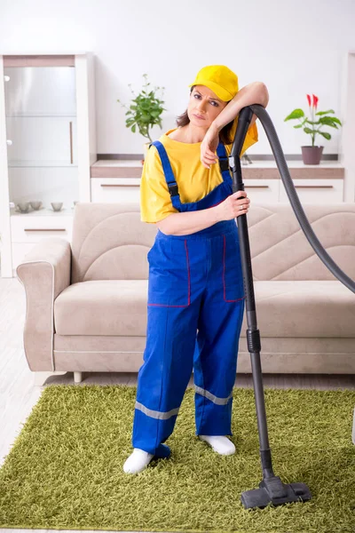 Oude vrouwelijke aannemer doet huishoudelijk werk — Stockfoto