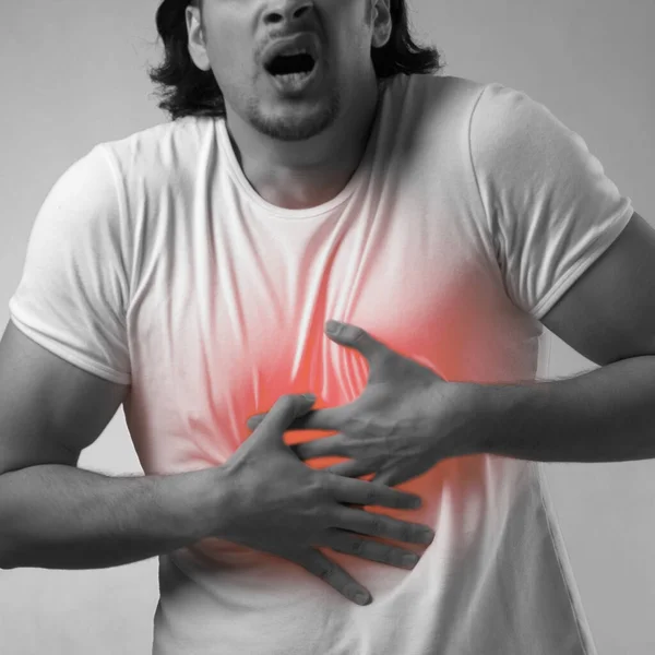 Mężczyzna cierpiący na ostry ból brzucha — Zdjęcie stockowe