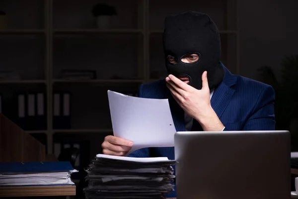 Homem empregado roubando informações no escritório noite tempo — Fotografia de Stock