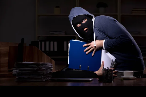 Ladrão em Balaclava no escritório à noite — Fotografia de Stock