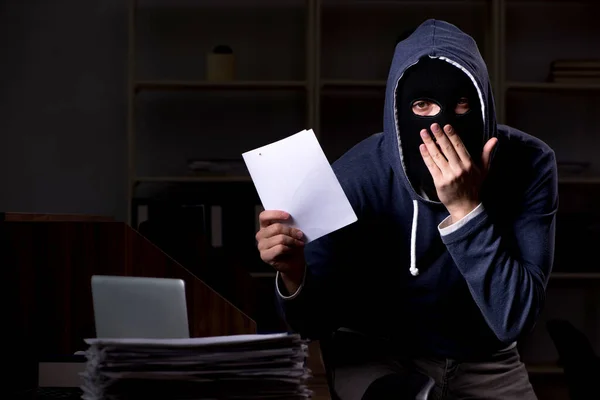 Dieb mit Sturmhaube in der Nacht im Büro — Stockfoto