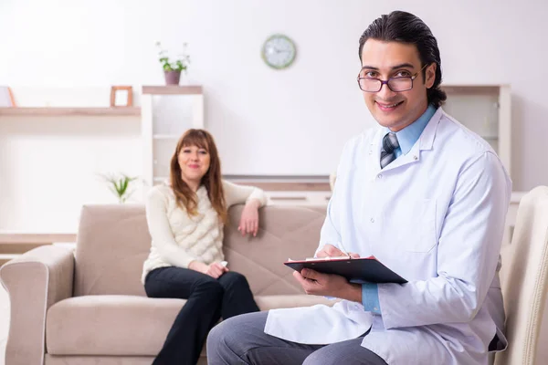 Mladá pacientka diskutující s mužským psychologem — Stock fotografie