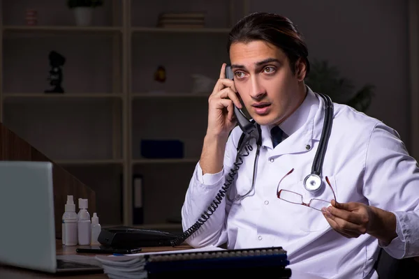 Joven médico en el hospital por la noche — Foto de Stock