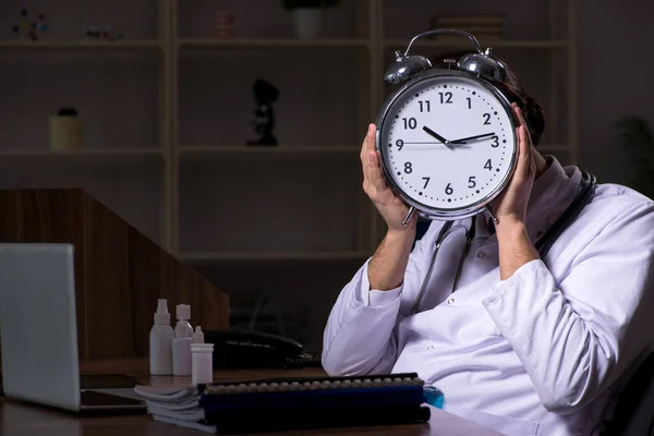 Jeune homme médecin à l'hôpital la nuit — Photo