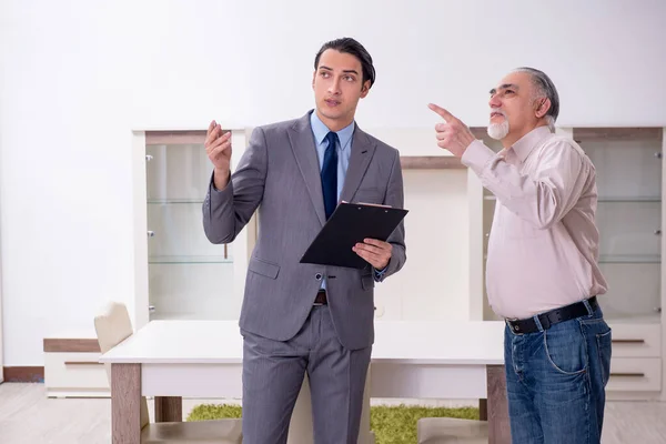 Mannelijke makelaar en mannelijke klant in het appartement — Stockfoto