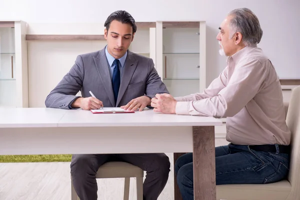 Hombre agente de bienes raíces y cliente masculino en el apartamento — Foto de Stock