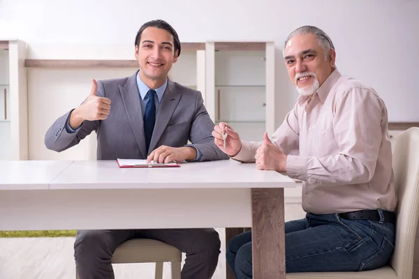 Hombre agente de bienes raíces y cliente masculino en el apartamento — Foto de Stock