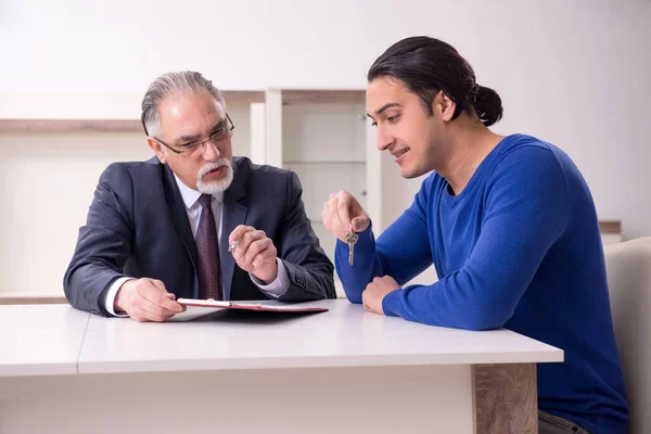 Mannelijke makelaar en mannelijke klant in het appartement — Stockfoto