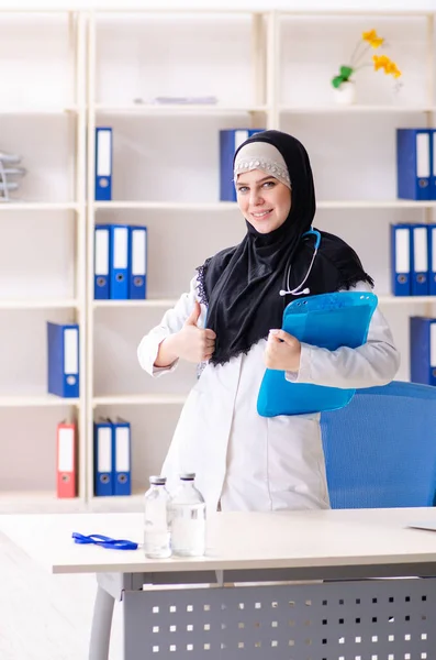 Klinikte çalışan tesettürlü genç doktor. — Stok fotoğraf